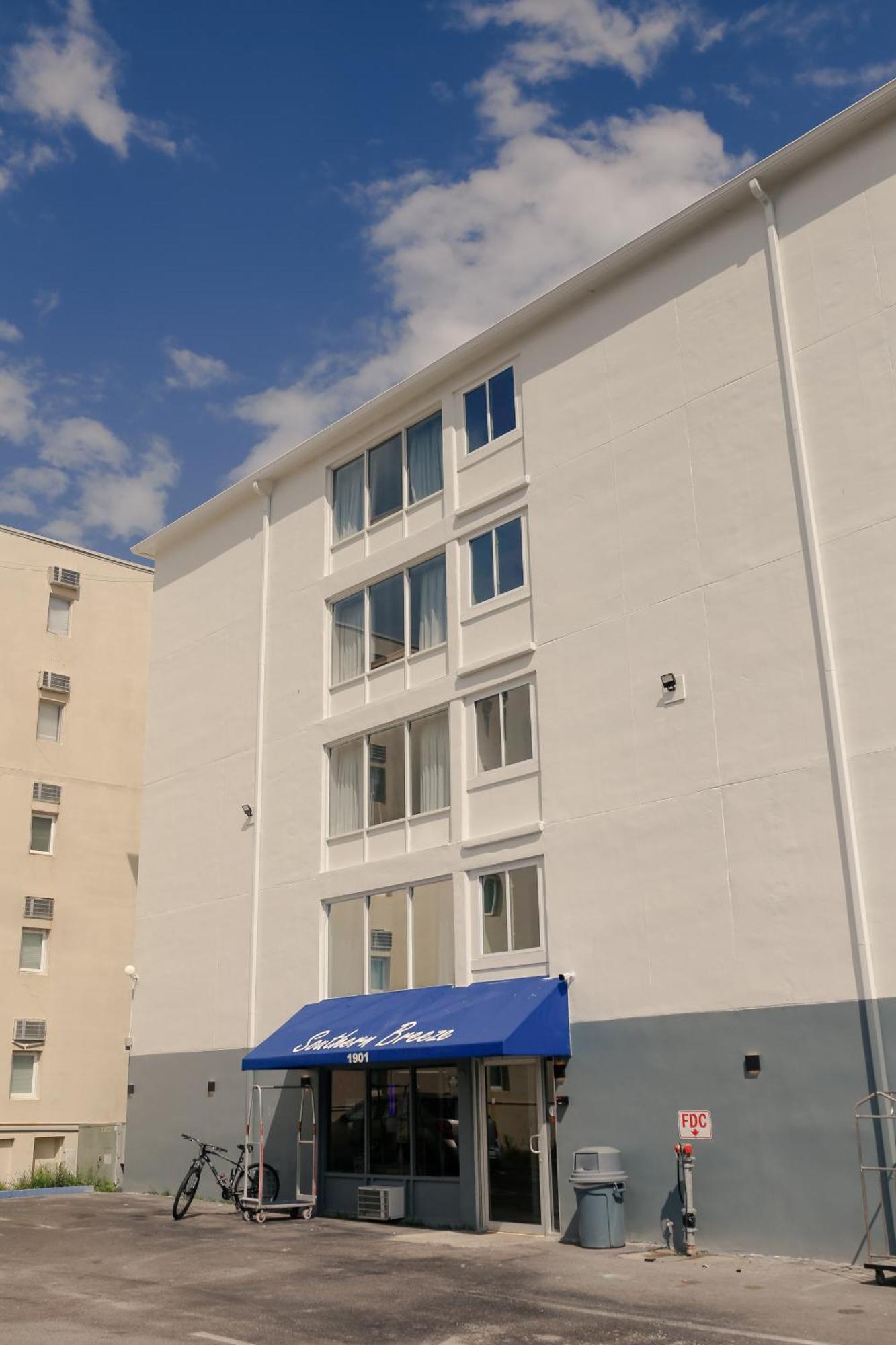 Southern Breeze Ocean Front Hotel Миртл-Бич Экстерьер фото