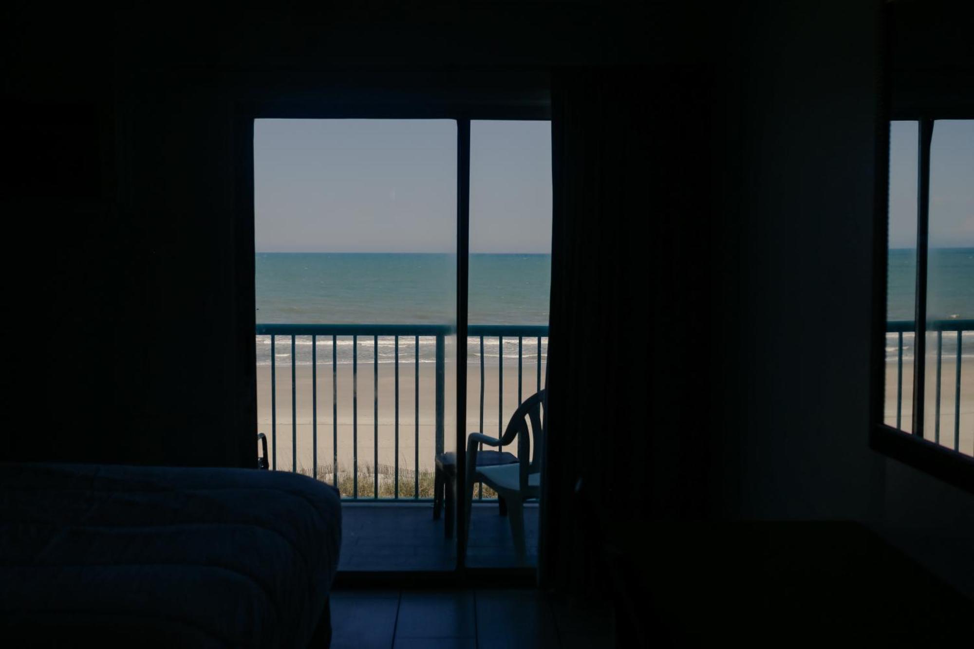 Southern Breeze Ocean Front Hotel Миртл-Бич Экстерьер фото