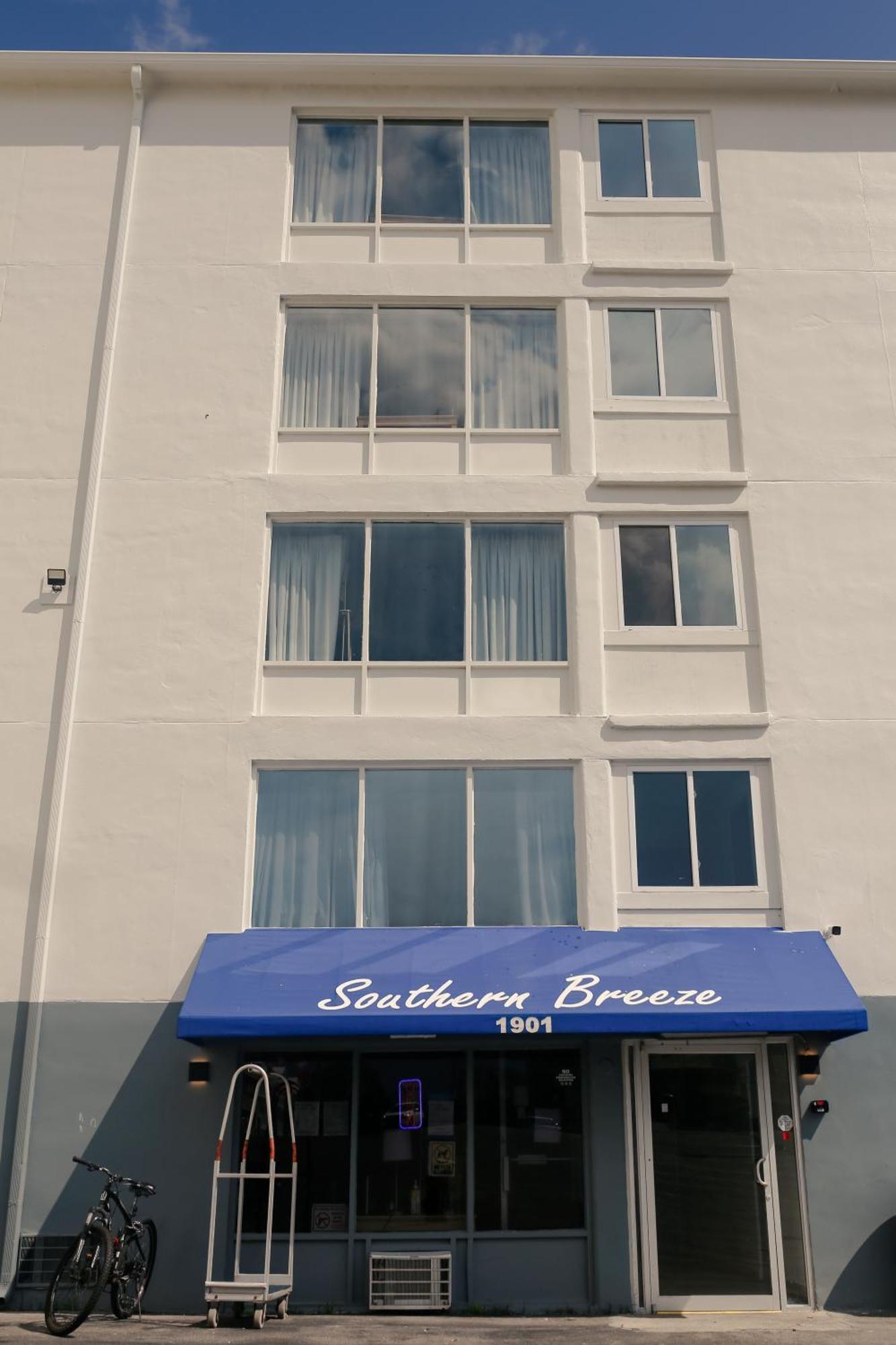 Southern Breeze Ocean Front Hotel Миртл-Бич Экстерьер фото